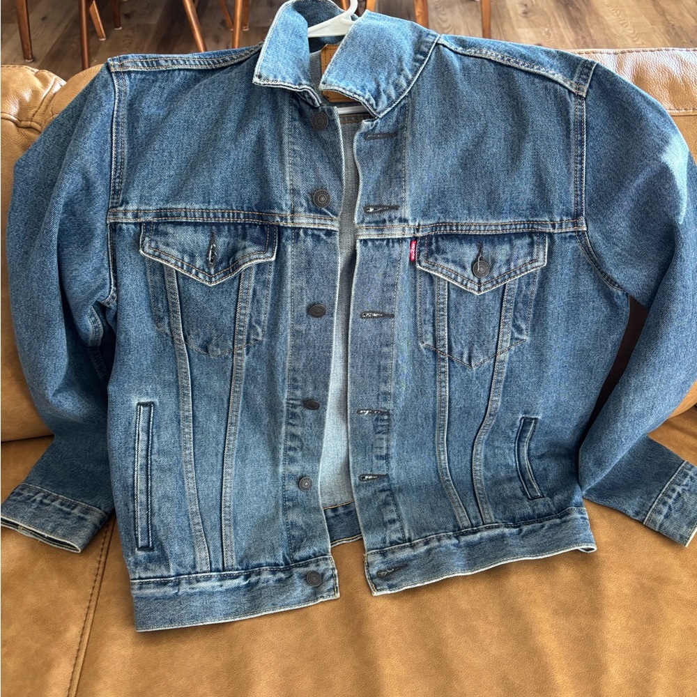 EUC Men’s Levi Medium Jean Jacket in Medium Wash